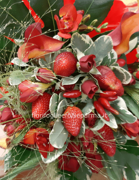 bouquet di fiori e frutta