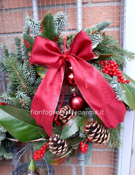 Coroncina da appendere con materiali freschi