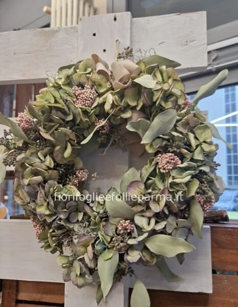 Coroncina con fiori secchi o artificiali