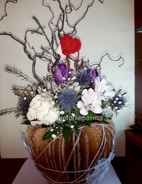 Composto su vaso fatto a mano